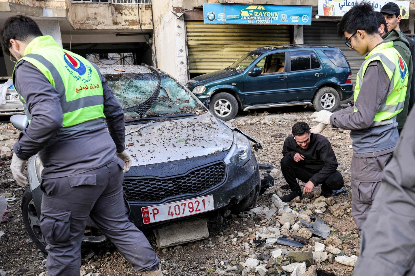 Krieg und Terror: Libanesische Forensiker untersuchen die Einschlagsstelle einer höchstwahrscheinlich israelischen Drohne im Süden der libanesischen Hauptstadt Beirut. Bei dem Anschlag kamen sieben Menschen ums Leben, darunter der Hamas-Stellvertreter Saleh al-Aruri Libanesische Forensiker untersuchen die Einschlagsstelle einer höchstwahrscheinlich israelischen Drohne im Süden der libanesischen Hauptstadt Beirut. Bei dem Anschlag kamen sieben Menschen ums Leben, darunter der Hamas-Stellvertreter Saleh al-Aruri