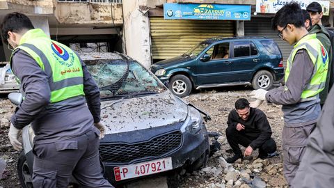 Libanesische Forensiker untersuchen die Einschlagsstelle einer höchstwahrscheinlich israelischen Drohne im Süden der libanesischen Hauptstadt Beirut. Bei dem Anschlag kamen sieben Menschen ums Leben, darunter der Hamas-Stellvertreter Saleh al-Aruri