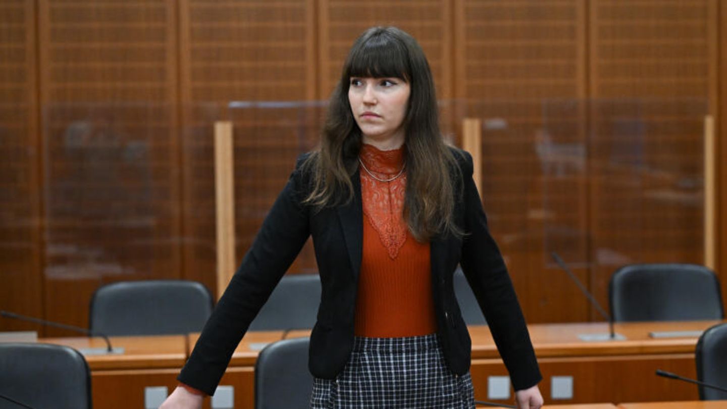 Carla Hinrichs: Wegen Klebe-Aktion in Frankfurt: Letzte Generation-Sprecherin zu Bewährungsstrafe verurteilt