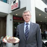 Eugen Block 2007 vor einem seiner Restaurants in Hamburg