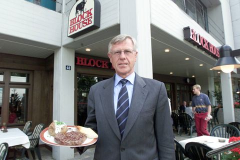 Eugen Block 2007 vor einem seiner Restaurants in Hamburg