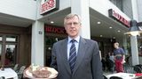 Eugen Block 2007 vor einem seiner Restaurants in Hamburg