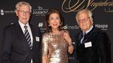Außerdem in Hamburg: Das Grand Elysee Hotel, ein 5-Sterne-Privathotel im Stadtteil Rotherbaum. Block eröffnete es mit seinem Geschäftspartner vor fast 40 Jahren. Angeblich hat kaum ein Hoteldirektor mehr als ein paar Jahre dort überstanden. Gegenüber Managern, auch in den Restaurants, soll Block oft Härte gezeigt haben. Sogar seinen Sohn Dirk, der zwischenzeitlich die Unternehmsführung übernommen hatte, verdrängte er wieder vom Chefsessel. Unter den Mitarbeitenden gilt der 83-jährige Block noch immer als Respektsperson und mag angeblich vor allem fleißige, aber zugleich zurückhaltende Mitarbeitende. Inzwischen ist er nicht mehr im operativen Geschäft tätig. Hier ist Block (li.) Anfang 2023 bei einem Neujahrsempfang in seinem Hotel zu sehen mit PR-Managerin Alexandra von Rehlingen und dem Dirigenten Justus Frantz