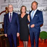 Die Idee, in Deutschland ein Steakhouse im amerikanisch-rustikalen Stil zu eröffnen, kam Eugen Block bei seinem Auslandsaufenthalt in den USA. Er wuchs mit sechs Geschwistern in der Nähe von Oldenburg auf, seine Eltern arbeiteten als Gastwirtin und Kaufmann. Block machte eine Ausbildung in der Gastronomie und arbeitete dann im Ausland. Schon mit Anfang 20 habe er gewusst, dass er Unternehmer werden will. So zumindest erzählte er es in Interviews.   Seinen Durchbruch, auch finanziell, brachte die Eröffnung des vierten Block Houses 1972. Zu Capital sagte Block darüber vor ein paar Jahren: „Am sechsten Tag nach der Eröffnung stand ich in der Warteschlange. Da war ich so sicher, dass ich meiner Frau in euphorischer Hochstimmung erklärt habe: ,Jetzt werde ich Millionär!‘ Seither habe ich mir kein Vermögensziel mehr gesetzt. Die erste Million ist die einzige, die für mich zählt.“ Geld habe sein Leben positiv verändert, aber er sei immer sparsam und bescheiden geblieben, sagte Block. Er kaufte für seine 2023 verstorbene Frau und die drei Kinder aber ein Haus im Hamburger Alstertal, in dessen Garten er angeblich schon Hunderttausende Euro gesteckt hat. Das Foto zeigt ihn mit seiner Tochter Christina, die Mutter seiner entführten Enkel, und deren Lebensgefährte und Ex-Sportmoderator Gerhard Delling (r.)