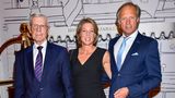 Die Idee, in Deutschland ein Steakhouse im amerikanisch-rustikalen Stil zu eröffnen, kam Eugen Block bei seinem Auslandsaufenthalt in den USA. Er wuchs mit sechs Geschwistern in der Nähe von Oldenburg auf, seine Eltern arbeiteten als Gastwirtin und Kaufmann. Block machte eine Ausbildung in der Gastronomie und arbeitete dann im Ausland. Schon mit Anfang 20 habe er gewusst, dass er Unternehmer werden will. So zumindest erzählte er es in Interviews.   Seinen Durchbruch, auch finanziell, brachte die Eröffnung des vierten Block Houses 1972. Zu Capital sagte Block darüber vor ein paar Jahren: „Am sechsten Tag nach der Eröffnung stand ich in der Warteschlange. Da war ich so sicher, dass ich meiner Frau in euphorischer Hochstimmung erklärt habe: ,Jetzt werde ich Millionär!‘ Seither habe ich mir kein Vermögensziel mehr gesetzt. Die erste Million ist die einzige, die für mich zählt.“ Geld habe sein Leben positiv verändert, aber er sei immer sparsam und bescheiden geblieben, sagte Block. Er kaufte für seine 2023 verstorbene Frau und die drei Kinder aber ein Haus im Hamburger Alstertal, in dessen Garten er angeblich schon Hunderttausende Euro gesteckt hat. Das Foto zeigt ihn mit seiner Tochter Christina, die Mutter seiner entführten Enkel, und deren Lebensgefährte und Ex-Sportmoderator Gerhard Delling (r.)