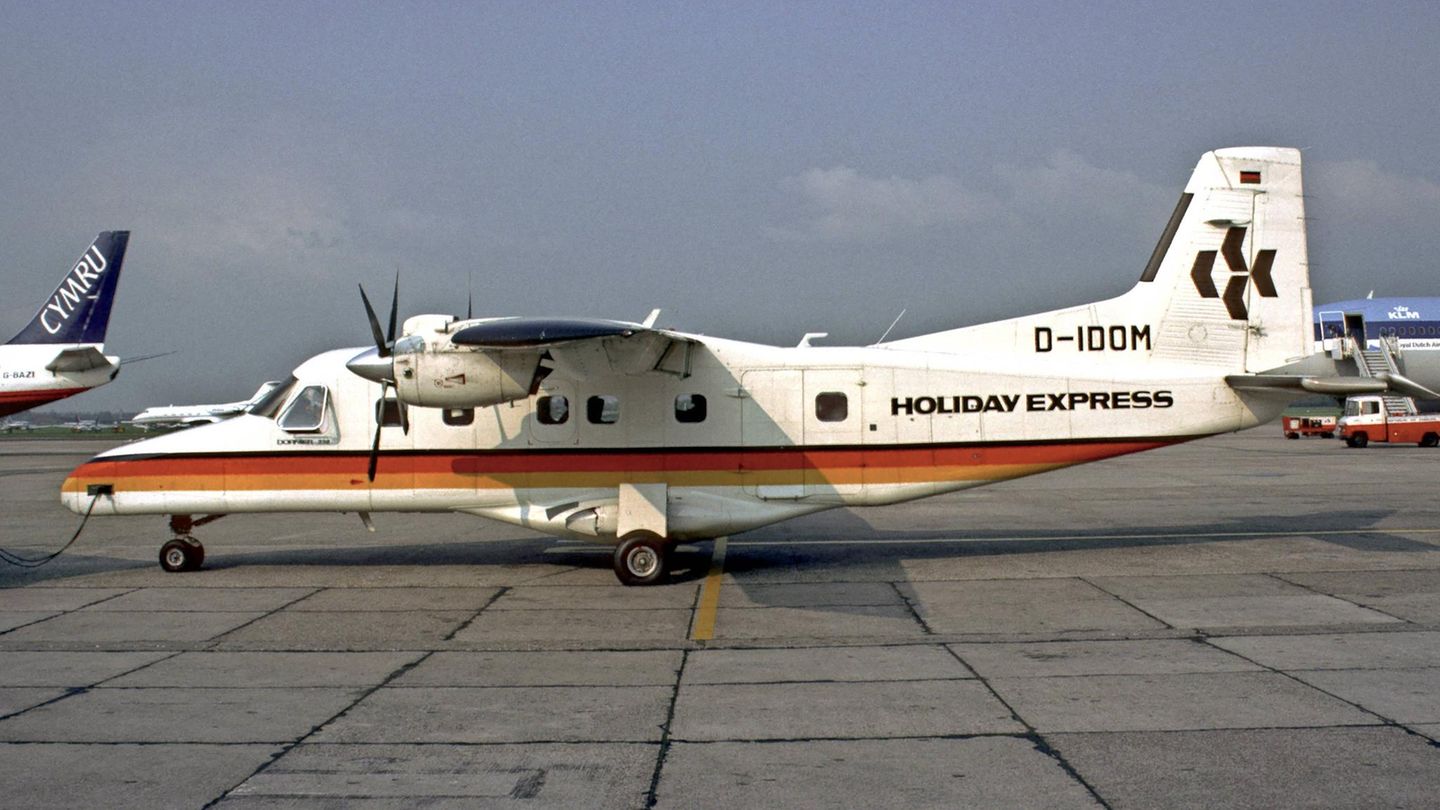 Hamburg Airlines: Blocks Traum vom Fliegen platzte Eugen Block ist vermutlich eine der erfolgreichsten Unternehmerpersönlichkeiten Hamburgs. 1988 wollte er sogar eine „hanseatische Fluglinie“ aufbauen und gründete Hamburg Airlines, mit der Lizenz der pleite gegangenen Fluggesellschaft Holiday Express. Geschäftsreisende sollten so nicht mehr den Umweg über das Lufthansa-Drehkreuz Frankfurt am Main machen müssen. Doch die Auslastung war nicht so hoch wie erwartet. Nach wenigen Jahren verkaufte Block seine Airline an das Charterflugunternehmen von Hans Rudolf Wöhrl, Saarland Airlines, und blieb mit nur 20 Prozent beteiligt. Kurz darauf musste das Unternehmen Insolvenz anmelden. Später gestand Block, sich nicht ausreichend um die Airline gekümmert zu haben, hielt seine Idee aber immer noch für richtig