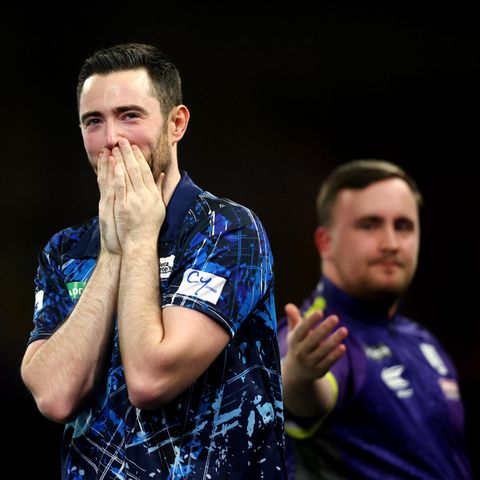 Luke Humphries (Mitte) hat bei der Darts-WM den Aufstieg von Luke Littler (r.) gestoppt