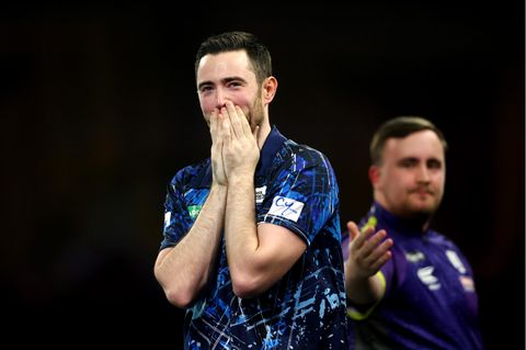 Luke Humphries (Mitte) hat bei der Darts-WM den Aufstieg von Luke Littler (r.) gestoppt