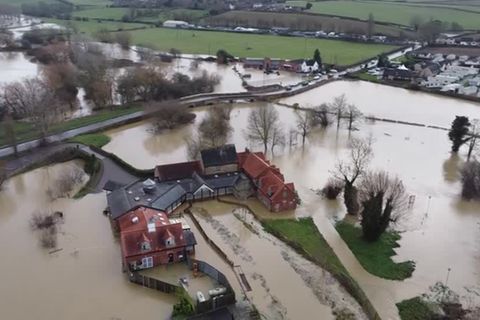 Video: Sturm und Regen: "Henk" schüttelt England durch