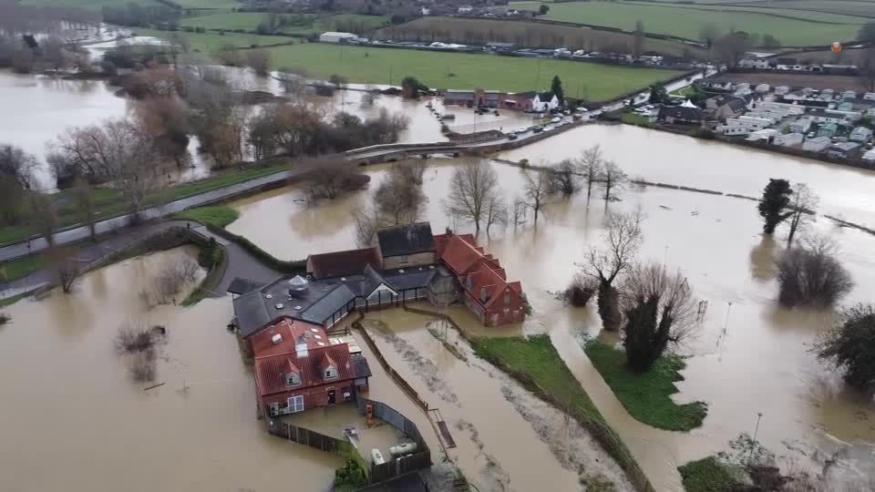 Video: Sturm und Regen: "Henk" schüttelt England durch Video: Sturm und Regen: "Henk" schüttelt England durch