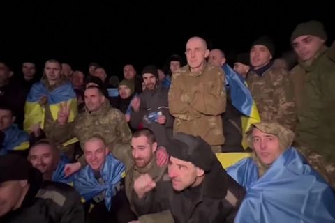 Video: Russland und Ukraine tauschen Kriegsgefangene aus