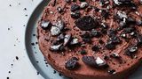 Macht euch auf viele Oohs und Aahs gefasst, wann immer ihr diesen unfassbar leckeren Käsekuchen serviert. Dabei ist das Rezept ganz simpel und der Kuchen muss noch nicht einmal gebacken werden – aber das muss ja niemand wissen.     SCHOKO­-ORANGEN­-CHEESECAKE  Für 8 Personen     300 g vegane Kakaokekse mit heller Cremefüllung (z. B. Oreo Original)  60 g vegane Butter, geschmolzen   125 g vegane Zartbitterschokolade, gehackt  50 g Kokosöl    450 g veganer Frischkäse   150 g Zucker   abgeriebene Schale von 2 Orangen (bio)   Saft von 1⁄2 Zitrone     Zubereitung:  1. Gut drei Viertel der Kekse in einem Mixer zu feinen Krümeln zerkleinern, die übrigen für die Füllung und das Topping zurückbehalten.    2. Die geschmolzene vegane Butter zugeben und gut unterrühren. Die Mischung auf dem Boden einer Springform (20 cm Ø) vertei­len und andrücken. Zum Festwerden in den Kühlschrank stellen.   3. Für die Creme Schokolade und Kokosöl in einer Schüssel über einem Topf mit kochendem Wasser oder in Intervallen in der Mikrowelle (niedrige Wattzahl) schmelzen und verrühren.   4. Frischkäse, Zucker, Orangenschale und Zitronensaft mit der Küchenmaschine aufschlagen. Die flüssige Schokoladen­mischung zufügen und alles gründlich einarbeiten.  5. 4 weitere Kekse grob zerbröseln und unter die Masse heben. Die Schokoladencreme gleichmäßig auf dem Boden verteilen und mit der Rückseite eines Löffels glattstreichen. 2–3 Stunden in den Kühlschrank stellen.    6. Kurz vor dem Servieren die letzten beiden Kekse zerbröseln und auf den Cheesecake streuen.