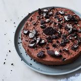 Macht euch auf viele Oohs und Aahs gefasst, wann immer ihr diesen unfassbar leckeren Käsekuchen serviert. Dabei ist das Rezept ganz simpel und der Kuchen muss noch nicht einmal gebacken werden – aber das muss ja niemand wissen.     SCHOKO­-ORANGEN­-CHEESECAKE  Für 8 Personen     300 g vegane Kakaokekse mit heller Cremefüllung (z. B. Oreo Original)  60 g vegane Butter, geschmolzen   125 g vegane Zartbitterschokolade, gehackt  50 g Kokosöl    450 g veganer Frischkäse   150 g Zucker   abgeriebene Schale von 2 Orangen (bio)   Saft von 1⁄2 Zitrone     Zubereitung:  1. Gut drei Viertel der Kekse in einem Mixer zu feinen Krümeln zerkleinern, die übrigen für die Füllung und das Topping zurückbehalten.    2. Die geschmolzene vegane Butter zugeben und gut unterrühren. Die Mischung auf dem Boden einer Springform (20 cm Ø) vertei­len und andrücken. Zum Festwerden in den Kühlschrank stellen.   3. Für die Creme Schokolade und Kokosöl in einer Schüssel über einem Topf mit kochendem Wasser oder in Intervallen in der Mikrowelle (niedrige Wattzahl) schmelzen und verrühren.   4. Frischkäse, Zucker, Orangenschale und Zitronensaft mit der Küchenmaschine aufschlagen. Die flüssige Schokoladen­mischung zufügen und alles gründlich einarbeiten.  5. 4 weitere Kekse grob zerbröseln und unter die Masse heben. Die Schokoladencreme gleichmäßig auf dem Boden verteilen und mit der Rückseite eines Löffels glattstreichen. 2–3 Stunden in den Kühlschrank stellen.    6. Kurz vor dem Servieren die letzten beiden Kekse zerbröseln und auf den Cheesecake streuen.