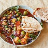 Dieses einfache Eintopfgericht ist superlecker und sätti­gend. Es basiert auf dem beliebten griechischen Kartoffel­eintopf Patates Yahni, aber wir haben noch Auberginen und Oliven hinzugenommen. Was sollen wir sagen: Manchmal lassen sich eben auch Originale noch verbessern. Wir emp­fehlen dazu frisches Brot – Fladenbrot, Ciabatta oder was immer ihr mögt –, um es in die Sauce zu stippen.     GRIECHISCHER AUBERGINEN-KARTOFFEL-TOPF  Für 4 Personen     4 EL Olivenöl    1 rote Zwiebel, abgezogen und in Ringe geschnitten    2 Knoblauchzehen, abgezogen und gepresst    2 Auberginen, in mundgerechte Stücke geschnitten    750 g Kartoffeln, geschält und in mundgerechte Stücke geschnitten    400 g passierte Tomaten    1 EL Tomatenmark    1 Lorbeerblatt    1 TL getrockneter Oregano   350 ml Gemüsebrühe    Salz   schwarzer Pfeffer    75 g entsteinte grüne oder schwarze Oliven, halbiert   frische Petersilie     Zubereitung:  1. Das Öl in einem großen Topf erhitzen und die Zwiebel bei mittlerer Hitze 7–8 Minuten weich dünsten. Den Knoblauch hinzufügen und 1–2 Minuten mitgaren.  2. Auberginen und Kartoffeln zugeben und gut umrühren. Dann passierte Tomaten, Tomatenmark, Lorbeerblatt, Oregano und Brühe zugeben. Mit Salz und schwarzem Pfeffer abschmecken.  3. Den Deckel auflegen und die Mischung zum Kochen bringen, dann bei schwacher Hitze 30–35 Minuten köcheln lassen.  4. Sobald die Kartoffeln schön weich sind, den Topf vom Herd nehmen und die Oliven unterrühren. Mit Petersilie garnieren und servieren.