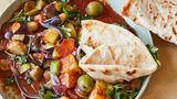 Dieses einfache Eintopfgericht ist superlecker und sätti­gend. Es basiert auf dem beliebten griechischen Kartoffel­eintopf Patates Yahni, aber wir haben noch Auberginen und Oliven hinzugenommen. Was sollen wir sagen: Manchmal lassen sich eben auch Originale noch verbessern. Wir emp­fehlen dazu frisches Brot – Fladenbrot, Ciabatta oder was immer ihr mögt –, um es in die Sauce zu stippen.     GRIECHISCHER AUBERGINEN-KARTOFFEL-TOPF  Für 4 Personen     4 EL Olivenöl    1 rote Zwiebel, abgezogen und in Ringe geschnitten    2 Knoblauchzehen, abgezogen und gepresst    2 Auberginen, in mundgerechte Stücke geschnitten    750 g Kartoffeln, geschält und in mundgerechte Stücke geschnitten    400 g passierte Tomaten    1 EL Tomatenmark    1 Lorbeerblatt    1 TL getrockneter Oregano   350 ml Gemüsebrühe    Salz   schwarzer Pfeffer    75 g entsteinte grüne oder schwarze Oliven, halbiert   frische Petersilie     Zubereitung:  1. Das Öl in einem großen Topf erhitzen und die Zwiebel bei mittlerer Hitze 7–8 Minuten weich dünsten. Den Knoblauch hinzufügen und 1–2 Minuten mitgaren.  2. Auberginen und Kartoffeln zugeben und gut umrühren. Dann passierte Tomaten, Tomatenmark, Lorbeerblatt, Oregano und Brühe zugeben. Mit Salz und schwarzem Pfeffer abschmecken.  3. Den Deckel auflegen und die Mischung zum Kochen bringen, dann bei schwacher Hitze 30–35 Minuten köcheln lassen.  4. Sobald die Kartoffeln schön weich sind, den Topf vom Herd nehmen und die Oliven unterrühren. Mit Petersilie garnieren und servieren.