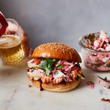 Die Jackfruit lässt sich zerpflücken und nimmt die Aromen von Gewürzen und anderen Zutaten sehr gut an. Ihr Frucht­fleisch macht sich prima auf Pizzen, in Chilis, Tacos oder zu Nachos. Wir haben unserer Jackfruit rauchige BBQ­-Aromen verpasst und sie mit knackigem, würzigem Sellerie und Rot­kohl zwischen zwei Brötchenhälften gepackt. Wem läuft bei dem Anblick nicht das Wasser im Mund zusammen?     PULLED-JACKFRUIT-SANDWICH MIT COLE SLAW  Für 2 Personen     1 Dose (400 g) Jackfruit in Salzlake  3 TL Grillgewürzmischung    2 EL Olivenöl    75 g Barbecue­-Sauce    2 Buns oder Brötchen nach Wahl   vegane Butter     Für den Cole Slaw  50 g Knollensellerie, geschält   1⁄2 Apfel, entkernt    35 g Rotkohl    1 Spritzer Zitronensaft  3–4 EL vegane Mayonnaise  1 TL Dijon­-Senf    1 EL Kapern    1 Handvoll frische Petersilie     Zubereitung:  1. Die Jackfruit abtropfen lassen und abspülen, dann den harten Kern der Frucht herausschneiden und den Rest mit den Fingern zerpflücken.  2. Mit dem Grillgewürz und 1 EL Öl gut vermischen und mindestens 30 Minuten beiseitestellen.  3. In der Zwischenzeit den Selleriesalat zubereiten. Knollensellerie, Apfel und Rotkohl raspeln oder hobeln. Zitronensaft, Mayo, Senf, Kapern und Petersilie untermischen und bis zur Verwendung in den Kühlschrank stellen.  4. Eine beschichtete Pfanne erhitzen und die Jackfruit in dem restlichen Öl bei mittlerer Hitze etwa 5 Minuten braten, dabei ab und zu wenden.  5. Die Barbecue-Sauce unterrühren und 3–4 Minuten köcheln lassen.  6. Die Brötchen aufschneiden und die Schnittflächen mit veganer Butter bestreichen. Die Jackfruit auf den Brötchen-Unterhälften verteilen, mit dem Salat belegen und die oberen Brötchenhälften daraufsetzen.