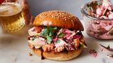 Die Jackfruit lässt sich zerpflücken und nimmt die Aromen von Gewürzen und anderen Zutaten sehr gut an. Ihr Frucht­fleisch macht sich prima auf Pizzen, in Chilis, Tacos oder zu Nachos. Wir haben unserer Jackfruit rauchige BBQ­-Aromen verpasst und sie mit knackigem, würzigem Sellerie und Rot­kohl zwischen zwei Brötchenhälften gepackt. Wem läuft bei dem Anblick nicht das Wasser im Mund zusammen?     PULLED-JACKFRUIT-SANDWICH MIT COLE SLAW  Für 2 Personen     1 Dose (400 g) Jackfruit in Salzlake  3 TL Grillgewürzmischung    2 EL Olivenöl    75 g Barbecue­-Sauce    2 Buns oder Brötchen nach Wahl   vegane Butter     Für den Cole Slaw  50 g Knollensellerie, geschält   1⁄2 Apfel, entkernt    35 g Rotkohl    1 Spritzer Zitronensaft  3–4 EL vegane Mayonnaise  1 TL Dijon­-Senf    1 EL Kapern    1 Handvoll frische Petersilie     Zubereitung:  1. Die Jackfruit abtropfen lassen und abspülen, dann den harten Kern der Frucht herausschneiden und den Rest mit den Fingern zerpflücken.  2. Mit dem Grillgewürz und 1 EL Öl gut vermischen und mindestens 30 Minuten beiseitestellen.  3. In der Zwischenzeit den Selleriesalat zubereiten. Knollensellerie, Apfel und Rotkohl raspeln oder hobeln. Zitronensaft, Mayo, Senf, Kapern und Petersilie untermischen und bis zur Verwendung in den Kühlschrank stellen.  4. Eine beschichtete Pfanne erhitzen und die Jackfruit in dem restlichen Öl bei mittlerer Hitze etwa 5 Minuten braten, dabei ab und zu wenden.  5. Die Barbecue-Sauce unterrühren und 3–4 Minuten köcheln lassen.  6. Die Brötchen aufschneiden und die Schnittflächen mit veganer Butter bestreichen. Die Jackfruit auf den Brötchen-Unterhälften verteilen, mit dem Salat belegen und die oberen Brötchenhälften daraufsetzen.