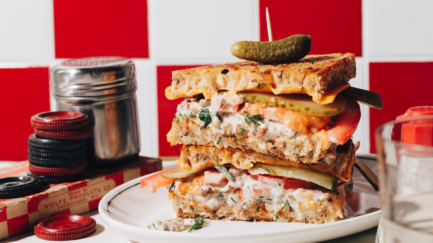 Rezepte: Tuna-Salad-Melt Dieser Thunfischsalat ist unheimlich vielseitig. Hier spielt er die Hauptrolle in einem Schmelzkäse-Sandwich, er passt aber auch zu anderen Sandwich-Kombinationen, in eine Buddha-Bowl und ist auch eine tolle Beilage. Gönn ihm auf jeden Fall eine gute Mayonnaise oder mach sie am besten selbst! Zutaten: Vegane Mayo 60 ml Sojamilch 3⁄4 TL Apfel- oder Weißweinessig 1⁄4 TL Dijon-Senf 1⁄4 TL Knoblauchpulver 1⁄4 TL Meersalz 190 ml Rapsöl oder anderes neutrales Pflanzenöl Thunfischsalat 1 1⁄4 EL Dulse-Flocken (zerkleinerte, essbare Algen) frisch gepresster Zitronensaft von 1⁄2 Zitrone 1 Prise Natriumglutamat 80 g Soja-Hack 1⁄4 TL Meersalz 1⁄4 TL Chiliflocken 1⁄2 Stange Staudensellerie, fein gehackt 1⁄2 TL Dijon-Senf 2 TL gehackter Dill 2 TL gehackte glatte Petersilie 2 EL gewürfelte rote Zwiebel Tuna Melt 3 EL vegane Butter oder vegane Mayonnaise 8 Scheiben Brot 8 Scheiben veganer Cheddar 2 Tomaten, in Scheiben geschnitten 4 Dillgurken, in Scheiben geschnitten Zubereitung: Für die Mayonnaise alle Zutaten bis auf das Öl in einem hohen Messbecher mit dem Pürierstab etwa 20 Sekunden schaumig aufschlagen. Das Öl bei laufendem Pürierstab über 1–2 Minuten langsam, aber stetig einträufeln, bis sich alles zu einer dicken Mayonnaise verbindet. Abschmecken und falls nötig nachwürzen. Die Mayonnaise hält sich in einem luftdicht schließenden Behälter im Kühlschrank bis zu 1 Monat. Für den Thunfischsalat Dulse-Flocken, Zitronensaft und Natriumglutamat in einer Schüssel mit 125 ml kochend heißem Wasser verquirlen. Das Soja-Hack 15 Minuten darin quellen lassen. 60 g der Mayo dazugeben und mit den restlichen Zutaten für den Salat vermengen. Mindestens 1 Stunde im Kühlschrank ziehen lassen. Kalt servieren oder als Belag für das Tuna-Melt-Sandwich verwenden. Die Brotscheiben jeweils auf einer Seite mit Butter oder Mayonnaise bestreichen. Für das Sandwich eine Scheibe mit der Butterseite nach unten hinlegen, mit vier Scheiben Käse belegen, je ein Viertel des Salats, der Tomatenscheiben und der Dillgurken und weiteren Käse darauf schichten und die letzte Brotscheibe mit der Butter nach oben darauf legen. Den Backofengrill vorheizen und das Sandwich auf oberster Schiene von beiden Seiten etwa 6 Minuten grillen, bis der Käse verlaufen und das Brot golden ist. Das Sandwich gut im Auge behalten, damit es nicht verbrennt. Tuna-Salad-Melt Dieser Thunfischsalat ist unheimlich vielseitig. Hier spielt er die Hauptrolle in einem Schmelzkäse-Sandwich, er passt aber auch zu anderen Sandwich-Kombinationen, in eine Buddha-Bowl und ist auch eine tolle Beilage. Gönn ihm auf jeden Fall eine gute Mayonnaise oder mach sie am besten selbst! Zutaten: Vegane Mayo 60 ml Sojamilch 3⁄4 TL Apfel- oder Weißweinessig 1⁄4 TL Dijon-Senf 1⁄4 TL Knoblauchpulver 1⁄4 TL Meersalz 190 ml Rapsöl oder anderes neutrales Pflanzenöl Thunfischsalat 1 1⁄4 EL Dulse-Flocken (zerkleinerte, essbare Algen) frisch gepresster Zitronensaft von 1⁄2 Zitrone 1 Prise Natriumglutamat 80 g Soja-Hack 1⁄4 TL Meersalz 1⁄4 TL Chiliflocken 1⁄2 Stange Staudensellerie, fein gehackt 1⁄2 TL Dijon-Senf 2 TL gehackter Dill 2 TL gehackte glatte Petersilie 2 EL gewürfelte rote Zwiebel Tuna Melt 3 EL vegane Butter oder vegane Mayonnaise 8 Scheiben Brot 8 Scheiben veganer Cheddar 2 Tomaten, in Scheiben geschnitten 4 Dillgurken, in Scheiben geschnitten Zubereitung: Für die Mayonnaise alle Zutaten bis auf das Öl in einem hohen Messbecher mit dem Pürierstab etwa 20 Sekunden schaumig aufschlagen. Das Öl bei laufendem Pürierstab über 1–2 Minuten langsam, aber stetig einträufeln, bis sich alles zu einer dicken Mayonnaise verbindet. Abschmecken und falls nötig nachwürzen. Die Mayonnaise hält sich in einem luftdicht schließenden Behälter im Kühlschrank bis zu 1 Monat. Für den Thunfischsalat Dulse-Flocken, Zitronensaft und Natriumglutamat in einer Schüssel mit 125 ml kochend heißem Wasser verquirlen. Das Soja-Hack 15 Minuten darin quellen lassen. 60 g der Mayo dazugeben und mit den restlichen Zutaten für den Salat vermengen. Mindestens 1 Stunde im Kühlschrank ziehen lassen. Kalt servieren oder als Belag für das Tuna-Melt-Sandwich verwenden. Die Brotscheiben jeweils auf einer Seite mit Butter oder Mayonnaise bestreichen. Für das Sandwich eine Scheibe mit der Butterseite nach unten hinlegen, mit vier Scheiben Käse belegen, je ein Viertel des Salats, der Tomatenscheiben und der Dillgurken und weiteren Käse darauf schichten und die letzte Brotscheibe mit der Butter nach oben darauf legen. Den Backofengrill vorheizen und das Sandwich auf oberster Schiene von beiden Seiten etwa 6 Minuten grillen, bis der Käse verlaufen und das Brot golden ist. Das Sandwich gut im Auge behalten, damit es nicht verbrennt.