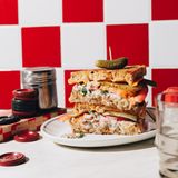 Tuna-Salad-Melt  Dieser Thunfischsalat ist unheimlich vielseitig. Hier spielt er die Hauptrolle in einem Schmelzkäse­-Sandwich, er passt aber auch zu anderen Sandwich­-Kombinationen, in eine Buddha-Bowl und ist auch eine tolle Beilage. Gönn ihm auf jeden Fall eine gute Mayonnaise oder mach sie am besten selbst!     Zutaten:  Vegane Mayo  60 ml Sojamilch  3⁄4 TL Apfel- oder Weißweinessig   1⁄4 TL Dijon-Senf  1⁄4 TL Knoblauchpulver  1⁄4 TL Meersalz  190 ml Rapsöl oder anderes neutrales Pflanzenöl     Thunfischsalat   1 1⁄4 EL Dulse-Flocken (zerkleinerte, essbare Algen)  frisch gepresster Zitronensaft von 1⁄2 Zitrone  1 Prise Natriumglutamat  80 g Soja-Hack   1⁄4 TL Meersalz   1⁄4 TL Chiliflocken  1⁄2 Stange Staudensellerie, fein gehackt  1⁄2 TL Dijon-Senf     2 TL gehackter Dill     2 TL gehackte glatte Petersilie   2 EL gewürfelte rote Zwiebel     Tuna Melt  3 EL vegane Butter oder vegane Mayonnaise  8 Scheiben Brot    8 Scheiben veganer Cheddar  2 Tomaten, in Scheiben geschnitten  4 Dillgurken, in Scheiben geschnitten     Zubereitung:  Für die Mayonnaise alle Zutaten bis auf das Öl in einem hohen Messbecher mit dem Pürierstab etwa 20 Sekunden schaumig aufschlagen. Das Öl bei laufendem Pürierstab über 1–2 Minuten langsam, aber stetig einträufeln, bis sich alles zu einer dicken Mayonnaise verbindet. Abschmecken und falls nötig nachwürzen. Die Mayonnaise hält sich in einem luftdicht schließenden Behälter im Kühlschrank bis zu 1 Monat.  Für den Thunfischsalat Dulse-Flocken, Zitronensaft und Natriumglutamat in einer Schüssel mit 125 ml kochend heißem Wasser verquirlen. Das Soja-Hack 15 Minuten darin quellen lassen. 60 g der Mayo dazugeben und mit den restlichen Zutaten für den Salat vermengen. Mindestens 1 Stunde im Kühlschrank ziehen lassen. Kalt servieren oder als Belag für das Tuna-Melt-Sandwich verwenden.  Die Brotscheiben jeweils auf einer Seite mit Butter oder Mayonnaise bestreichen. Für das Sandwich eine Scheibe mit der Butterseite nach unten hinlegen, mit vier Scheiben Käse belegen, je ein Viertel des Salats, der Tomatenscheiben und der Dillgurken und weiteren Käse darauf schichten und die letzte Brotscheibe mit der Butter nach oben darauf legen.  Den Backofengrill vorheizen und das Sandwich auf oberster Schiene von beiden Seiten etwa 6 Minuten grillen, bis der Käse verlaufen und das Brot golden ist. Das Sandwich gut im Auge behalten, damit es nicht verbrennt.