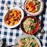 Schweinefleisch süß-sauer  Es lohnt sich, die Hälfte des Gerichts für die Lunch-Box am nächsten Tag aufzuheben. Ein wahrer Genuss auch am 2. Tag.     Zutaten:  750 ml Brühe   200 g Sojafleisch-Scheiben   Pflanzenöl zum Frittieren     140 g Speisestärke    Salz und schwarzer Pfeffer  250 g bunte Paprika  2 TL Sesamöl  400 g Ananasstücke aus der Dose mit Saft     Süß-saure-Sauce  110 g Aprikosenkonfitüre   60 ml chinesischer Reisessig   3 EL Tomatenketchup   120 g brauner Zucker   1 EL Sojasauce  1 TL gehackter Knoblauch  1⁄2 TL chinesisches Fünf-Gewürze-Pulver   2–3 Tropfen vegane rote Lebensmittelfarbe (nach Belieben)     Lo Mein  250 g getrocknete asiatische Nudeln  2 TL Sesamöl  190 g Baby-Pak-Choi, in Streifen geschnitten  100 g Zuckerschoten  2 Frühlingszwiebeln, in feine Ringe geschnitten  60 ml vegane Austernsauce   1 EL vegane Fischsauce   Korianderblätter zum Servieren       Zubereitung:  Die Brühe bei starker Hitze in einem Topf sprudelnd aufkochen. Das Sojafleisch hineingeben und 10 Minuten kochen lassen, bis die Scheiben die gewünschte Konsistenz haben. Abkühlen lassen.  Das Pflanzenöl 1cm hoch in einen Topf geben und bei mittlerer Hitze heiß werden lassen.  In der Zwischenzeit 125 g Stärke mit Salz und Pfeffer in einen Gefrierbeutel geben. Das Sojafleisch aus der Brühe heben und in mundgerechte Stücke schneiden. 60 ml der Brühe auffangen. Das Sojafleisch in den Gefrierbeutel geben, verschließen und schütteln.  Das Öl ist heiß genug, wenn es um einen hineingesteckten Holzspieß oder den Griff eines Holzlöffels herum zu sprudeln beginnt. Das mehlierte Sojafleisch ins heiße Öl geben und 10 Minuten goldbraun frittieren. Aus dem Topf heben.  In der Zwischenzeit die Zutaten für die süß-saure Sauce in einem Messbecher verquirlen.  Die Paprika grob hacken, dann das Sesamöl bei mittlerer bis starker Hitze im Wok heiß werden lassen und die Paprika  2 Minuten darin braten. Herausnehmen und auf die Seite stellen. Die Sauce in den Wok geben und unter Rühren 1 Minute aufkochen. Die Ananasstücke (samt Saft!) und das Sojafleisch im Wok unter Rühren 2 Minuten garen. Die restliche Stärke mit der zurückbehaltenen Brühe verquirlen und einrühren. Vom Herd nehmen – die Sauce dickt beim Abkühlen weiter an.  Die Lo Mein zubereiten: Die Nudeln nach Packungsangabe kochen oder deiner Erfahrung aus Jahren billiger Nudelgerichte folgen. Abgießen. Das Sesamöl im Wok erhitzen und Pak Choi und Zuckerschoten 2 Minuten darin braten. Frühlingszwiebeln, Austernsauce und Fischsauce einrühren und 30 Sekunden braten, dann mit den Nudeln durchheben.  Die Lo Mein auf Schalen verteilen und mit ein paar Korianderblättern bestreuen. Mit reichlich Schweinefleisch süß-sauer servieren.