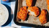 Buffalo Wings  Darf ich vorstellen: Buffalo Wings (Hühnerflügel) – der schlagende Beweis, dass es auch bei Fleisch keine eindeutigen Regeln für die Bezeichnung gibt. Zufälligerweise steckt nämlich in diesen veganen Buffalo Wings exakt genau so viel Büffel drin wie in der Fleischversion.     Zutaten:  1 (rd. 900 g) großer Blumenkohl   100 g Panko-Paniermehl    Salz und schwarzer Pfeffer   veganes Ranch-Dressing zum Servieren     Buffalo-Wing-Teig  130 g Mehl    50 g Speisestärke    2 TL Zwiebelpulver   1 TL geräuchertes Paprikapulver   1 TL getrockneter Oregano   1/2 TL Meersalz  1/4 TL schwarzer Pfeffer   250 ml Sojamilch     Buffalo-Sauce  125 ml Chilisauce    3 EL vegane Butter  1 EL Branntweinessig    1 EL brauner Zucker   2 TL Knoblauchpulver   1 TL geräuchertes Paprikapulver     Zubereitung:  Den Backofen auf 180 °C vorheizen. Ein Backblech einfetten und mit Backpapier auslegen.  Den Blumenkohl in rund 20 gerade mundgerechte Röschen zerteilen.  Die Teigzutaten in einer großen Schüssel vermengen, mit 200 ml Sojamilch verquirlen und 10 Minuten ruhen lassen, bis der Teig angedickt ist. Falls nötig, etwas mehr Flüssigkeit einrühren.  Das Paniermehl in einer kleinen Schüssel mit Salz und Pfeffer würzen.  Die Blumenkohlröschen in den Teig tunken, sodass sie rundum überzogen sind, dann im Paniermehl wenden und auf das Backblech legen. Im Backofen 20 Minuten golden rösten. Nach der Hälfte der Backzeit wenden und abgefallenen Teig mit dem Löffel wieder draufgeben! Lass ihn nicht entkommen.  In der Zwischenzeit die Sauce zubereiten. Alle Saucenzutaten in einem Topf 2 Minuten durchwärmen und verrühren. Die fertigen Blumenkohlstücke mit der Grillzange einzeln hineintunken und ein paar Sekunden reichlich Sauce aufsaugen lassen. Nochmals auf das Backblech geben und unter einmaligem Wenden weitere 20–25 Minuten rösten. 10 Minuten abkühlen lassen, dann mit der Buffalo-Sauce servieren.