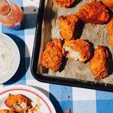 Buffalo Wings  Darf ich vorstellen: Buffalo Wings (Hühnerflügel) – der schlagende Beweis, dass es auch bei Fleisch keine eindeutigen Regeln für die Bezeichnung gibt. Zufälligerweise steckt nämlich in diesen veganen Buffalo Wings exakt genau so viel Büffel drin wie in der Fleischversion.     Zutaten:  1 (rd. 900 g) großer Blumenkohl   100 g Panko-Paniermehl    Salz und schwarzer Pfeffer   veganes Ranch-Dressing zum Servieren     Buffalo-Wing-Teig  130 g Mehl    50 g Speisestärke    2 TL Zwiebelpulver   1 TL geräuchertes Paprikapulver   1 TL getrockneter Oregano   1/2 TL Meersalz  1/4 TL schwarzer Pfeffer   250 ml Sojamilch     Buffalo-Sauce  125 ml Chilisauce    3 EL vegane Butter  1 EL Branntweinessig    1 EL brauner Zucker   2 TL Knoblauchpulver   1 TL geräuchertes Paprikapulver     Zubereitung:  Den Backofen auf 180 °C vorheizen. Ein Backblech einfetten und mit Backpapier auslegen.  Den Blumenkohl in rund 20 gerade mundgerechte Röschen zerteilen.  Die Teigzutaten in einer großen Schüssel vermengen, mit 200 ml Sojamilch verquirlen und 10 Minuten ruhen lassen, bis der Teig angedickt ist. Falls nötig, etwas mehr Flüssigkeit einrühren.  Das Paniermehl in einer kleinen Schüssel mit Salz und Pfeffer würzen.  Die Blumenkohlröschen in den Teig tunken, sodass sie rundum überzogen sind, dann im Paniermehl wenden und auf das Backblech legen. Im Backofen 20 Minuten golden rösten. Nach der Hälfte der Backzeit wenden und abgefallenen Teig mit dem Löffel wieder draufgeben! Lass ihn nicht entkommen.  In der Zwischenzeit die Sauce zubereiten. Alle Saucenzutaten in einem Topf 2 Minuten durchwärmen und verrühren. Die fertigen Blumenkohlstücke mit der Grillzange einzeln hineintunken und ein paar Sekunden reichlich Sauce aufsaugen lassen. Nochmals auf das Backblech geben und unter einmaligem Wenden weitere 20–25 Minuten rösten. 10 Minuten abkühlen lassen, dann mit der Buffalo-Sauce servieren.