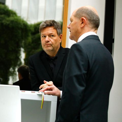 Bundeskanzler Olaf Scholz (R), Wirtschafts- und Klimaschutzminister Robert Habeck (M) und Finanzminister Christian Lindner (L)