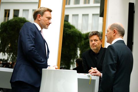 Bundeskanzler Olaf Scholz (R), Wirtschafts- und Klimaschutzminister Robert Habeck (M) und Finanzminister Christian Lindner (L)