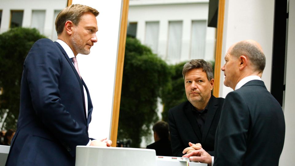 Bundeskanzler Olaf Scholz (R), Wirtschafts- und Klimaschutzminister Robert Habeck (M) und Finanzminister Christian Lindner (L)