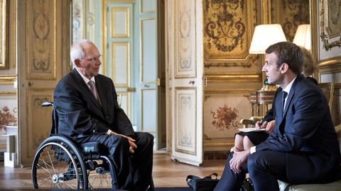 Frankreichs Präsident Emmanuel Macron (r.) und Wolfgang Schäuble