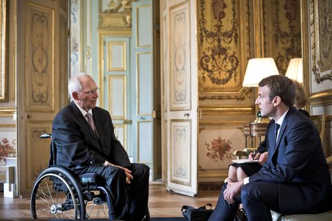 Frankreichs Präsident Emmanuel Macron (r.) und Wolfgang Schäuble