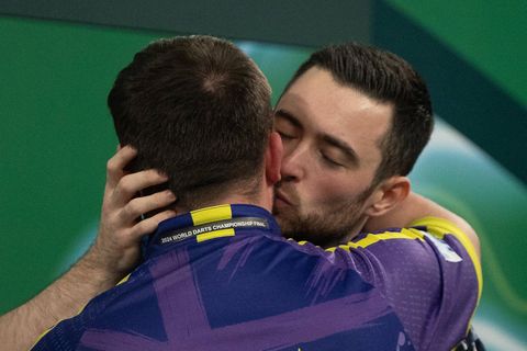 Großer Auftritt: Weltmeister Luke Humphries umarmt Gegner Luke Littler