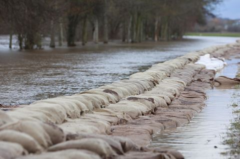 Kampf gegen das Hochwasser: Sandsäcke liegen entlang des Flusses Helme an der Talsperre Kelbra in Sachsen-Anhalt