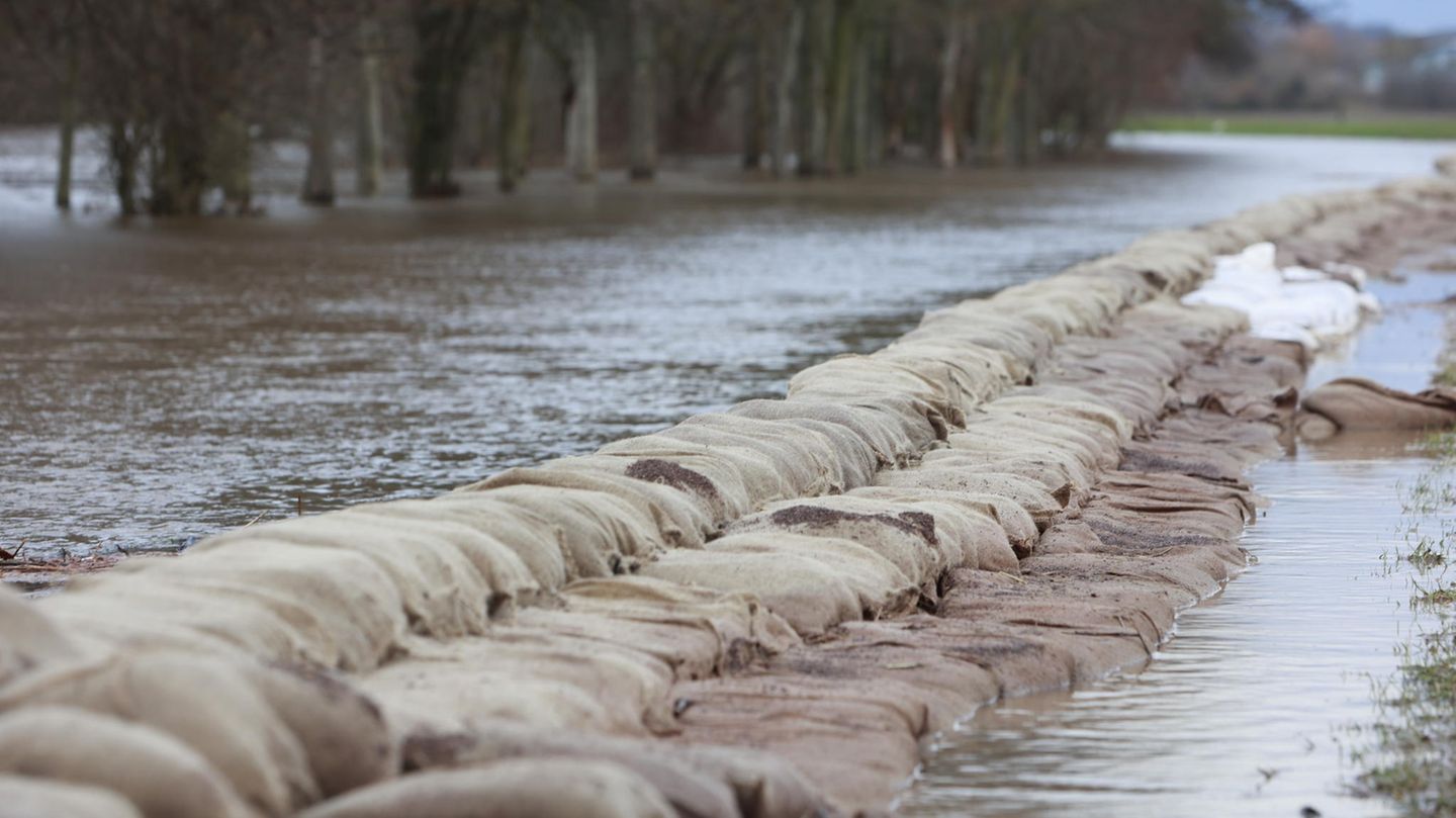 Kampf gegen das Hochwasser: Sandsäcke liegen entlang des Flusses Helme an der Talsperre Kelbra in Sachsen-Anhalt