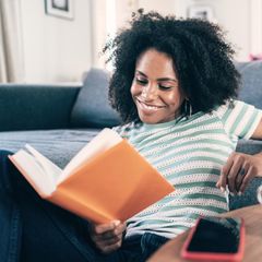 Buch Bestseller 2023 Buch Bestseller 2023: Eine Frau liest ein Buch.