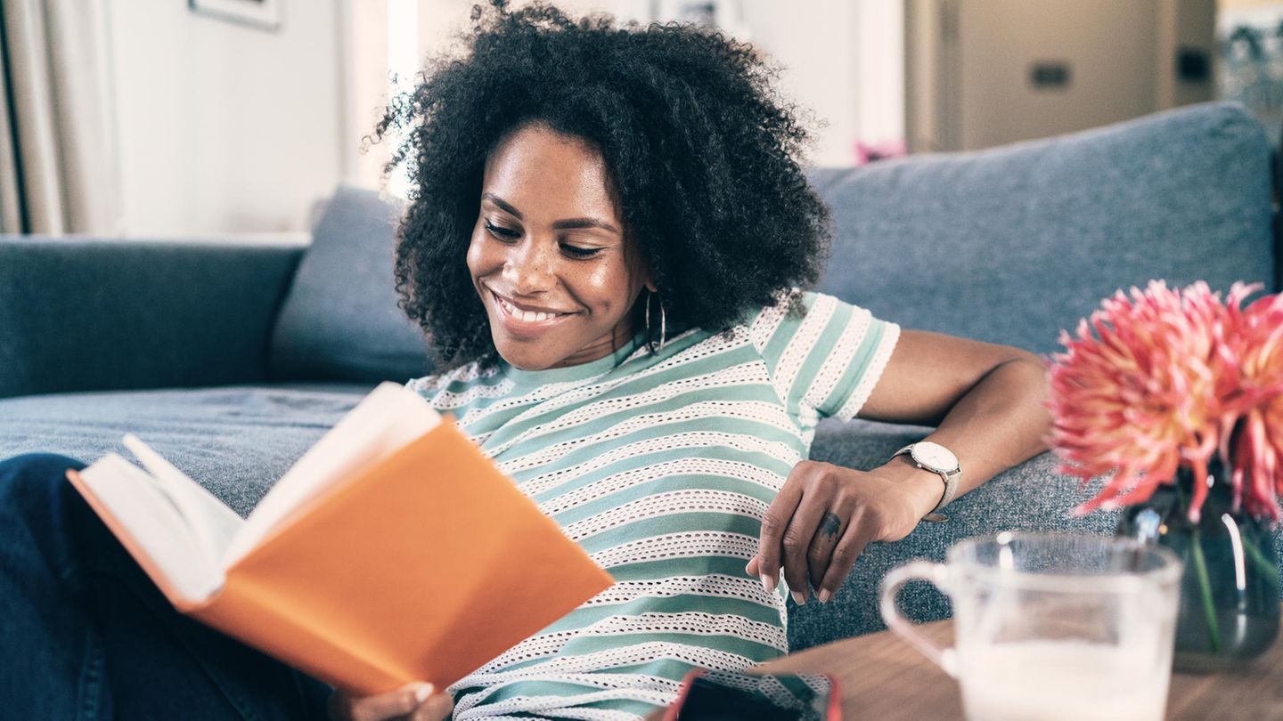 Buch Bestseller 2023 Buch Bestseller 2023: Eine Frau liest ein Buch.