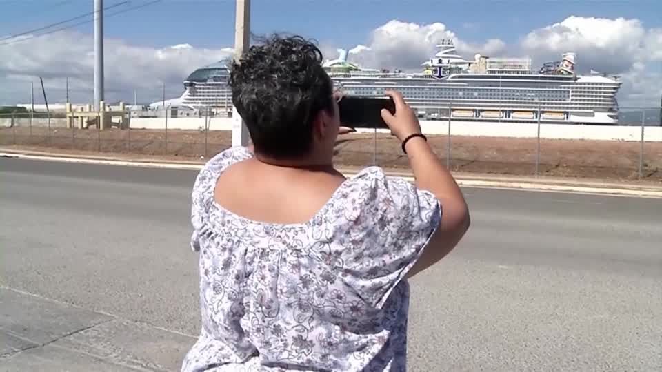 Video: 365 Meter lang: Kreuzfahrtschiff "Icon of the Seas" legt in Puerto Rico an Video: 365 Meter lang: Kreuzfahrtschiff "Icon of the Seas" legt in Puerto Rico an