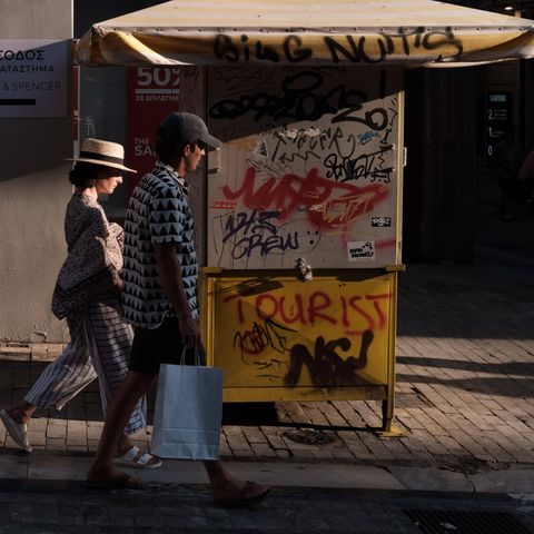 Ein Paar läuft durch die Straßen Athens