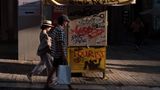 Ein Paar läuft durch die Straßen Athens