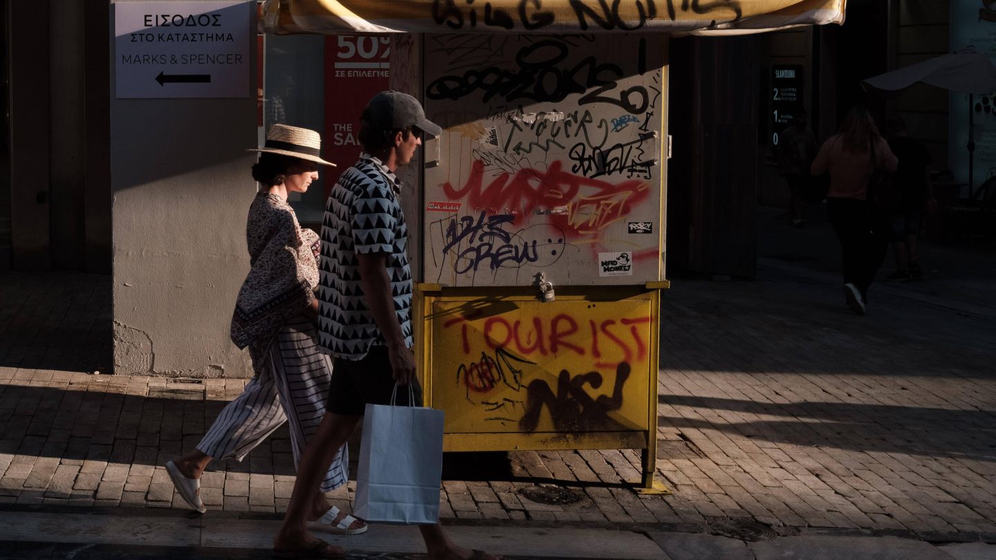 Ein Paar läuft durch die Straßen Athens