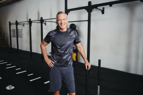 Henry Maske in grauer Sportkleidung in einem Fitness-Studio