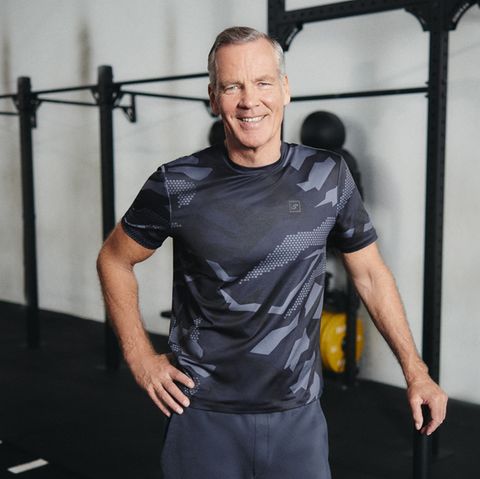 Henry Maske in grauer Sportkleidung in einem Fitness-Studio