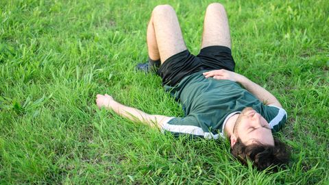 Junger Sportler im Gras