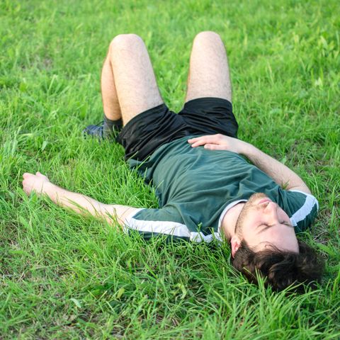 Junger Sportler im Gras