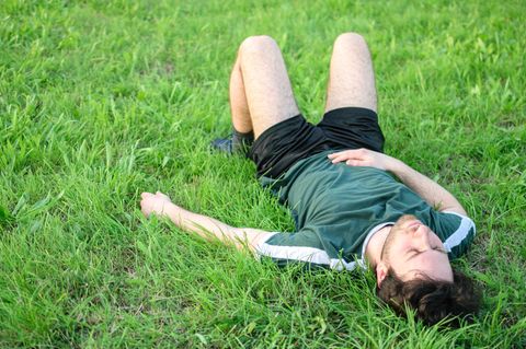 Junger Sportler im Gras