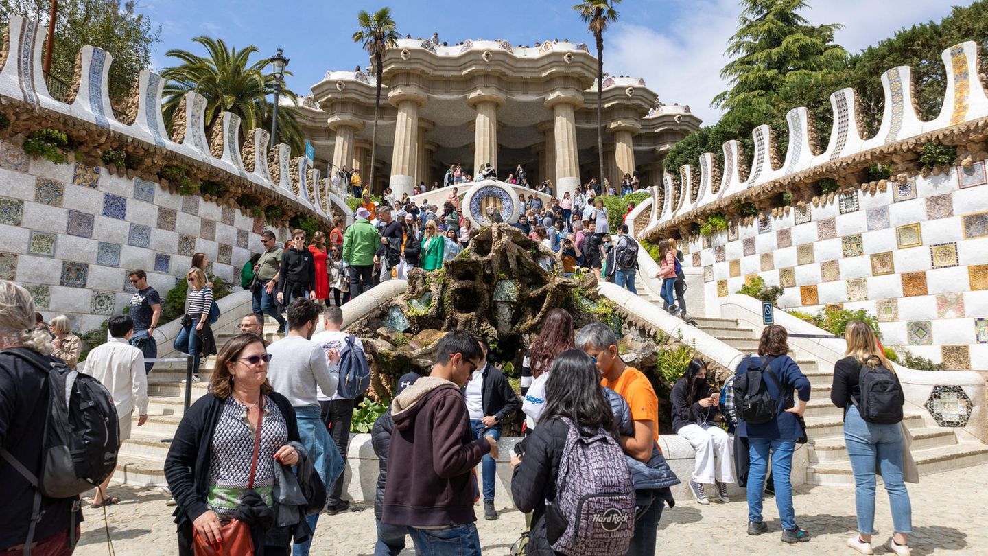 Touristenmenge beim Park Güell