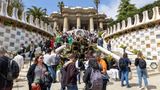 Touristenmenge beim Park Güell