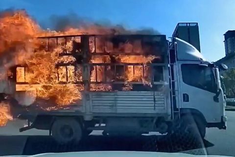 Laster geht in Flammen auf: Mann fährt ihn direkt zur Feuerwehr