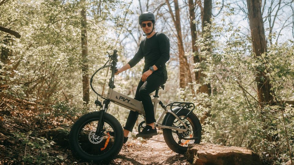 E-Bike : Bitte genau hinsehen: Der Mann fährt auf einem Weg und nicht quer durch das Gelände. Das eine geht mit dem Bike, das andere nicht. Bitte genau hinsehen: Der Mann fährt auf einem Weg und nicht quer durch das Gelände. Das eine geht mit dem Bike, das andere nicht.