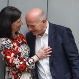 Sie sollen laut Informationen der "Bild"-Zeitung ein Paar sein: Berlins regierender Bürgermeister Kai Wegner und die Bildungs-Senatorin Katharina Günther-Wünsch, beide CDU. Erst kürzlich gab Kai Wegner die Trennung von der Mutter seiner beiden jüngeren Kinder bekannt. Er hat außerdem noch ein Kind aus erster Ehe. Günther-Wünsch hat ebenfalls drei Kinder und ist schon seit einiger Zeit getrennt. Beide wollten sich zu den Gerüchten nicht äußern, Wegner verwies auf seine Privatsphäre und nahm sich einen Medienanwalt. Dabei sind Politiker-Paare keine Seltenheit: Wir werfen einen Blick auf prominente Beispiele.